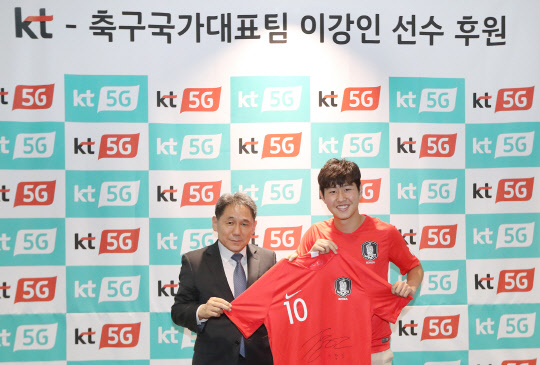 이필재 KT 마케팅부문장 부사장(왼쪽)과 이강인 선수가 조인식을 체결한 뒤 기념촬영을 하고 있다.  KT 제공